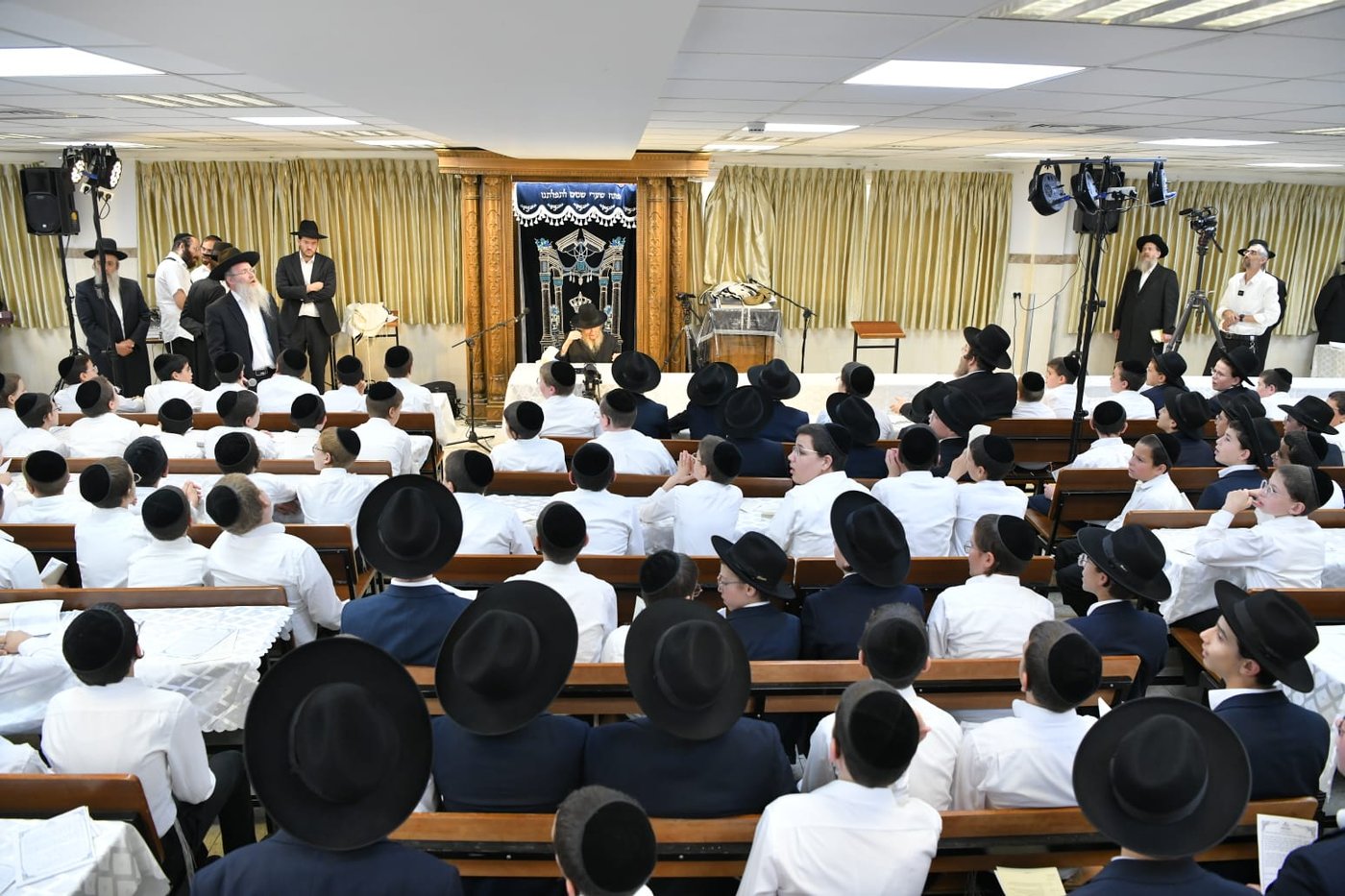 תיעוד מרטיט: המשגיח שר עם הילדים "טאטאל'ע קום שוין א'היים" ופרץ בבכי