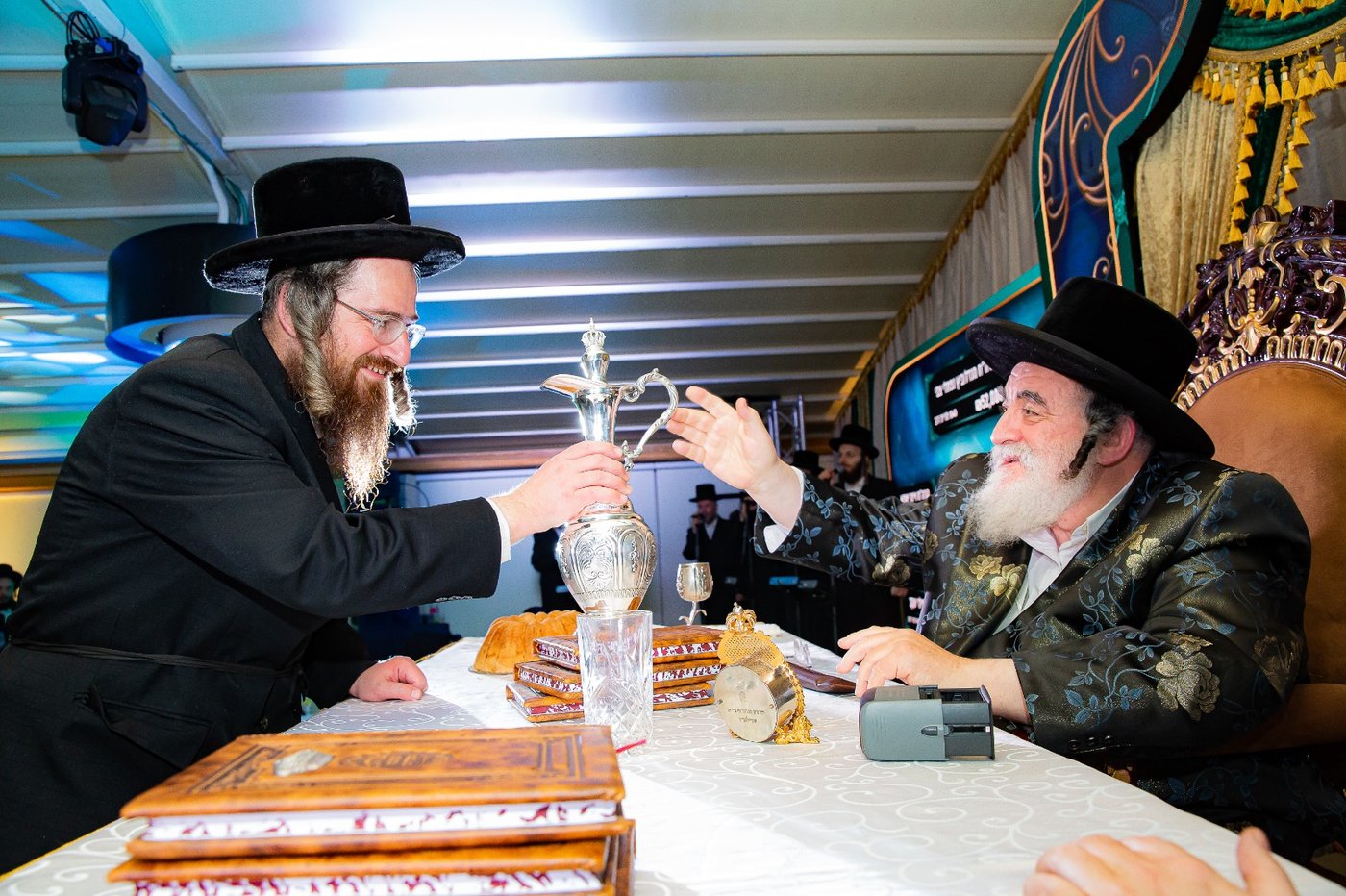 חסידי ויז'ניץ בביתר התכנסו ל'דינר' מיוחד
