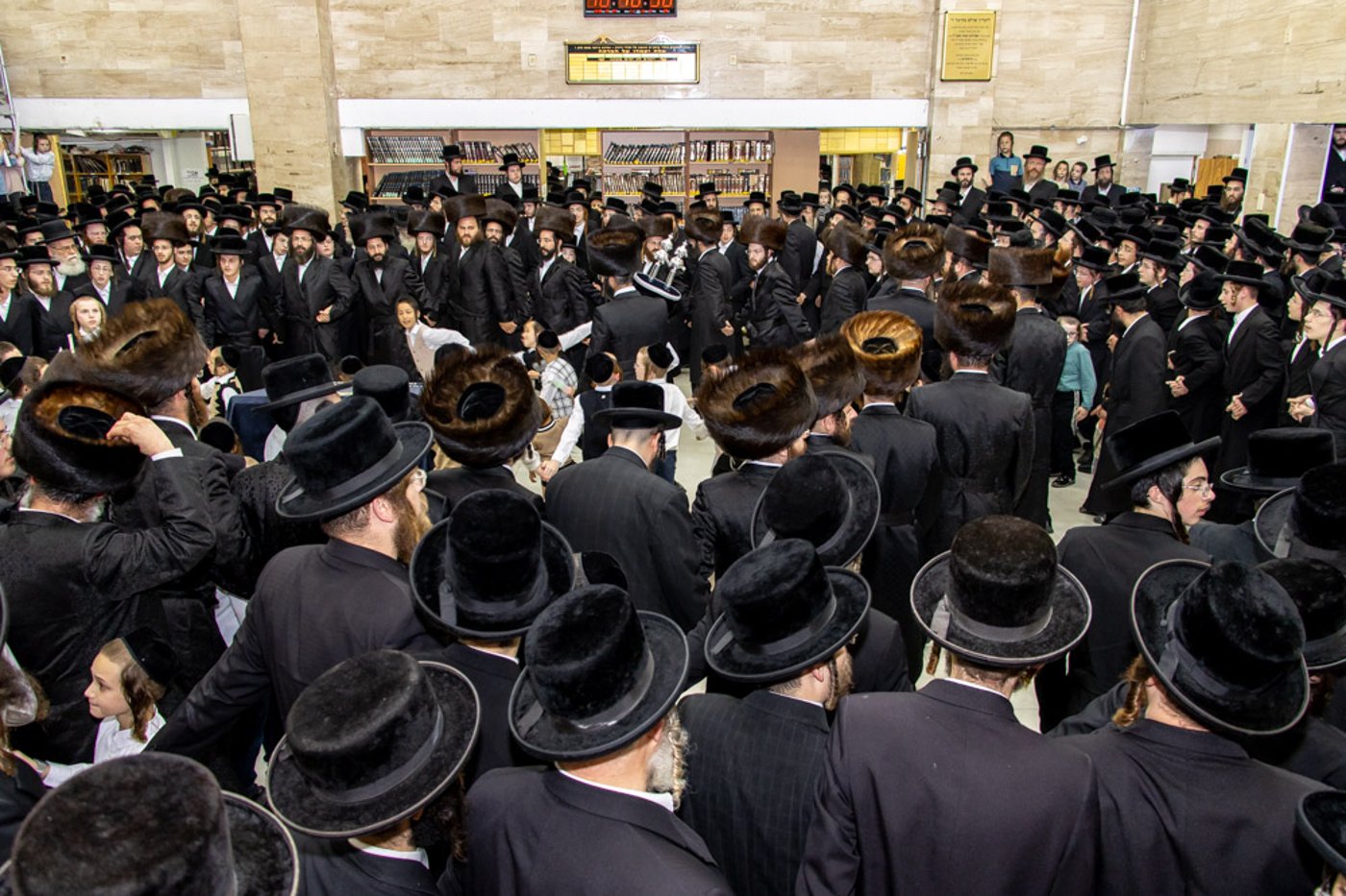 בראשות האדמו"ר: בסערט ויז'ניץ הכניסו ספר תורה חדש