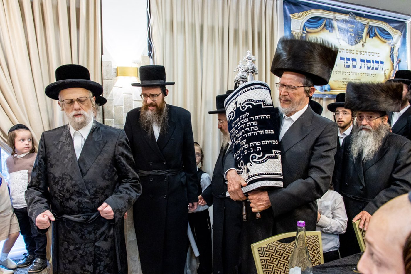 בראשות האדמו"ר: בסערט ויז'ניץ הכניסו ספר תורה חדש