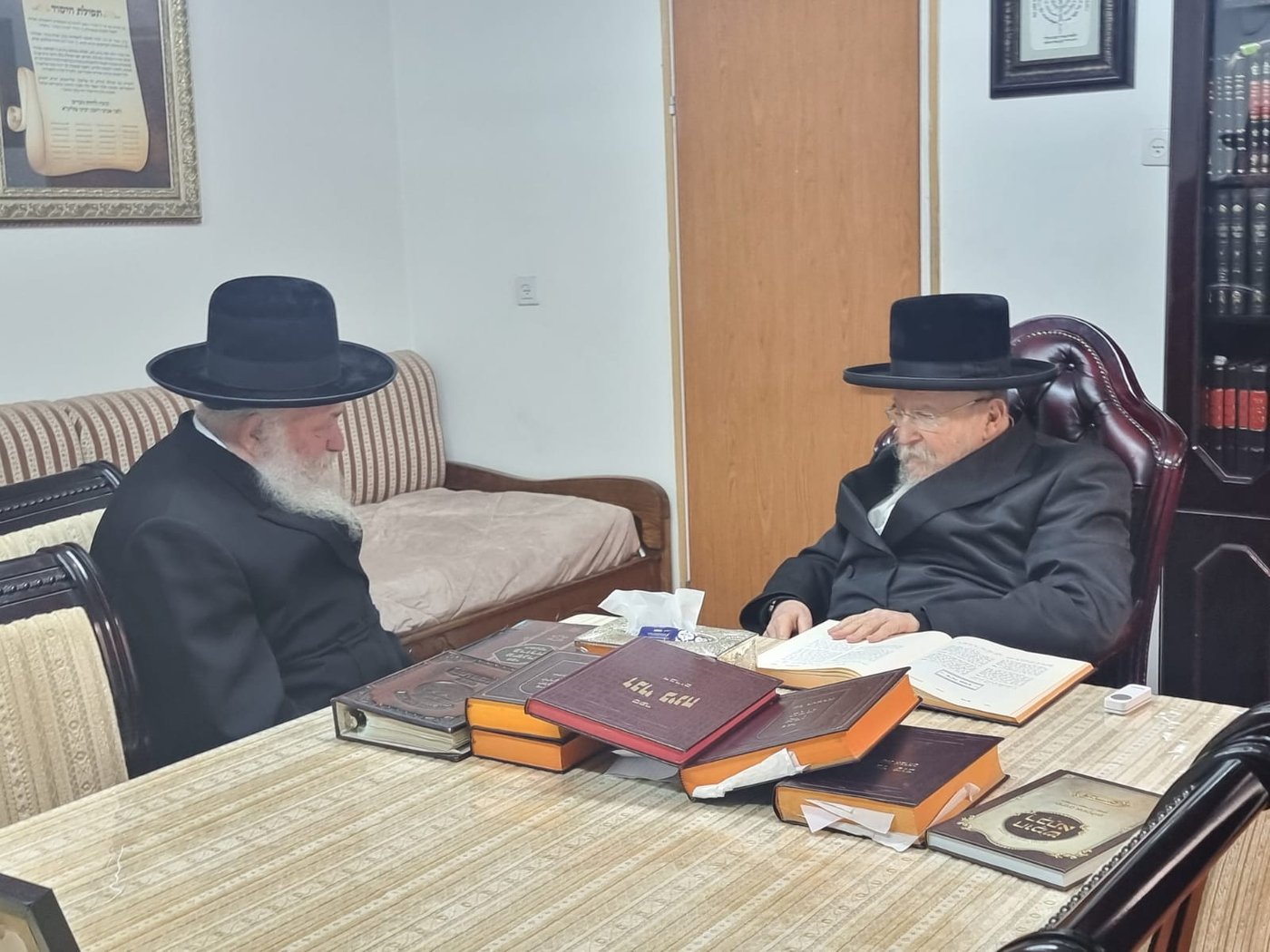 כך יצחק גולדקנופף התקבל בבתיהם גדולי ראשי הישיבות והאדמו"רים