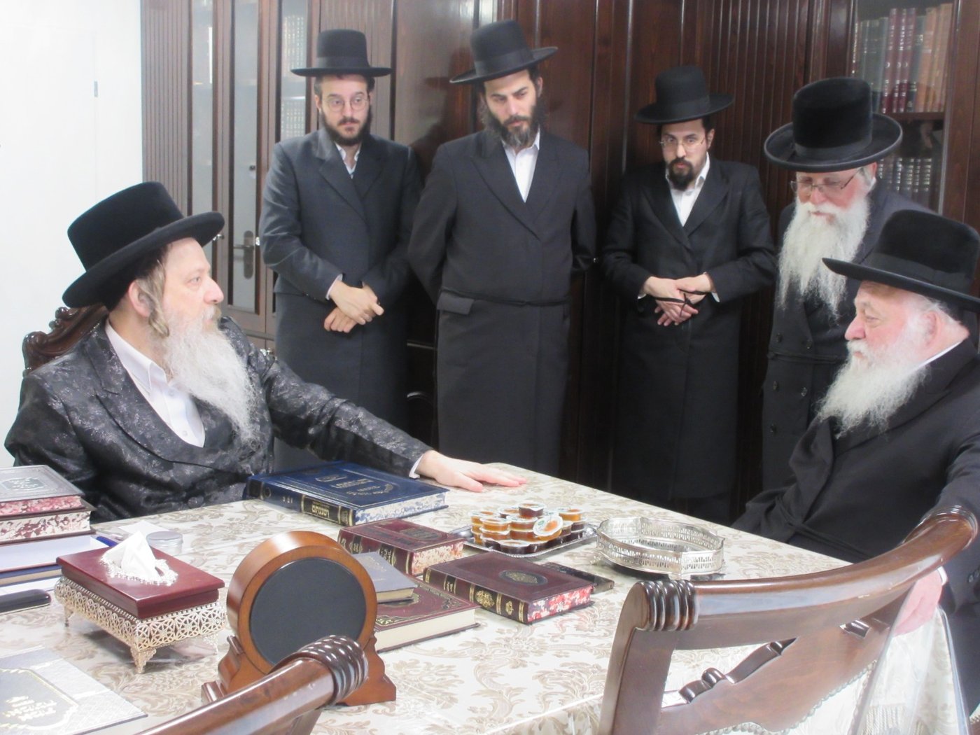 כך יצחק גולדקנופף התקבל בבתיהם גדולי ראשי הישיבות והאדמו"רים
