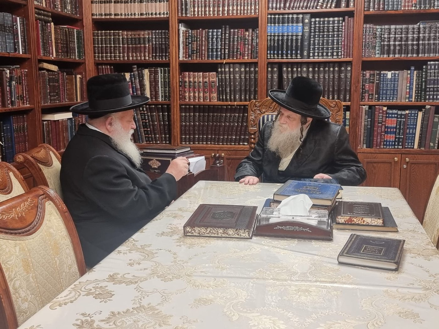 כך יצחק גולדקנופף התקבל בבתיהם גדולי ראשי הישיבות והאדמו"רים