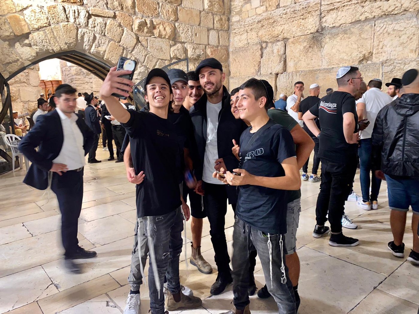 השחקן והזמר ביקשו סליחה בכותל המערבי