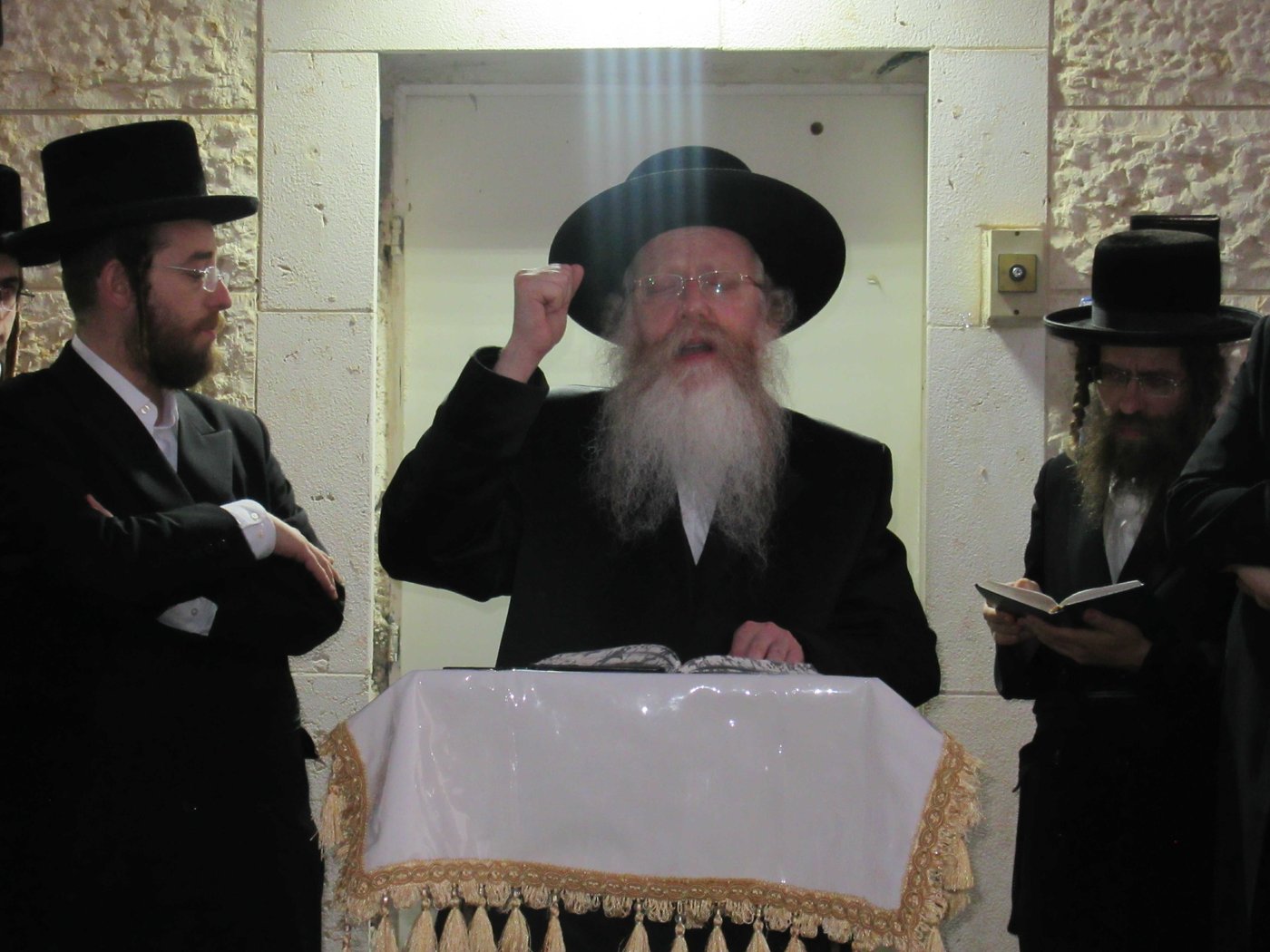 הרבי חילק עוגת דבש: תשליך וכפרות בקרעטשניף קרית גת