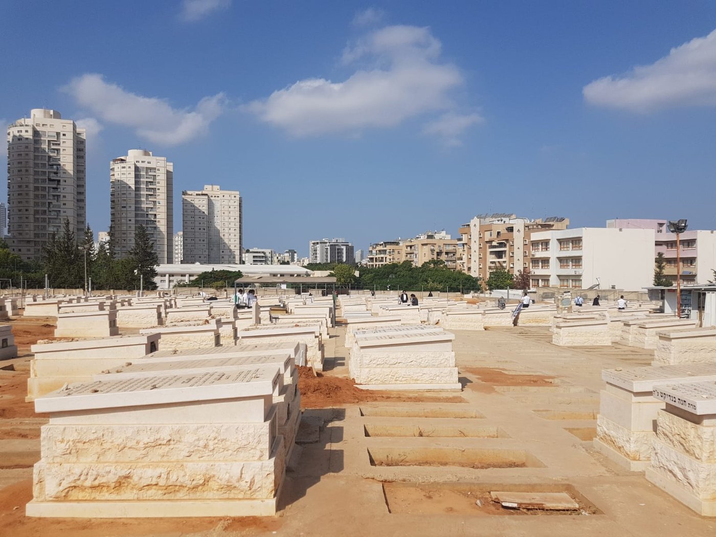 תושבי בני ברק עלו להתפלל על קברות הצדיקים בעיר
