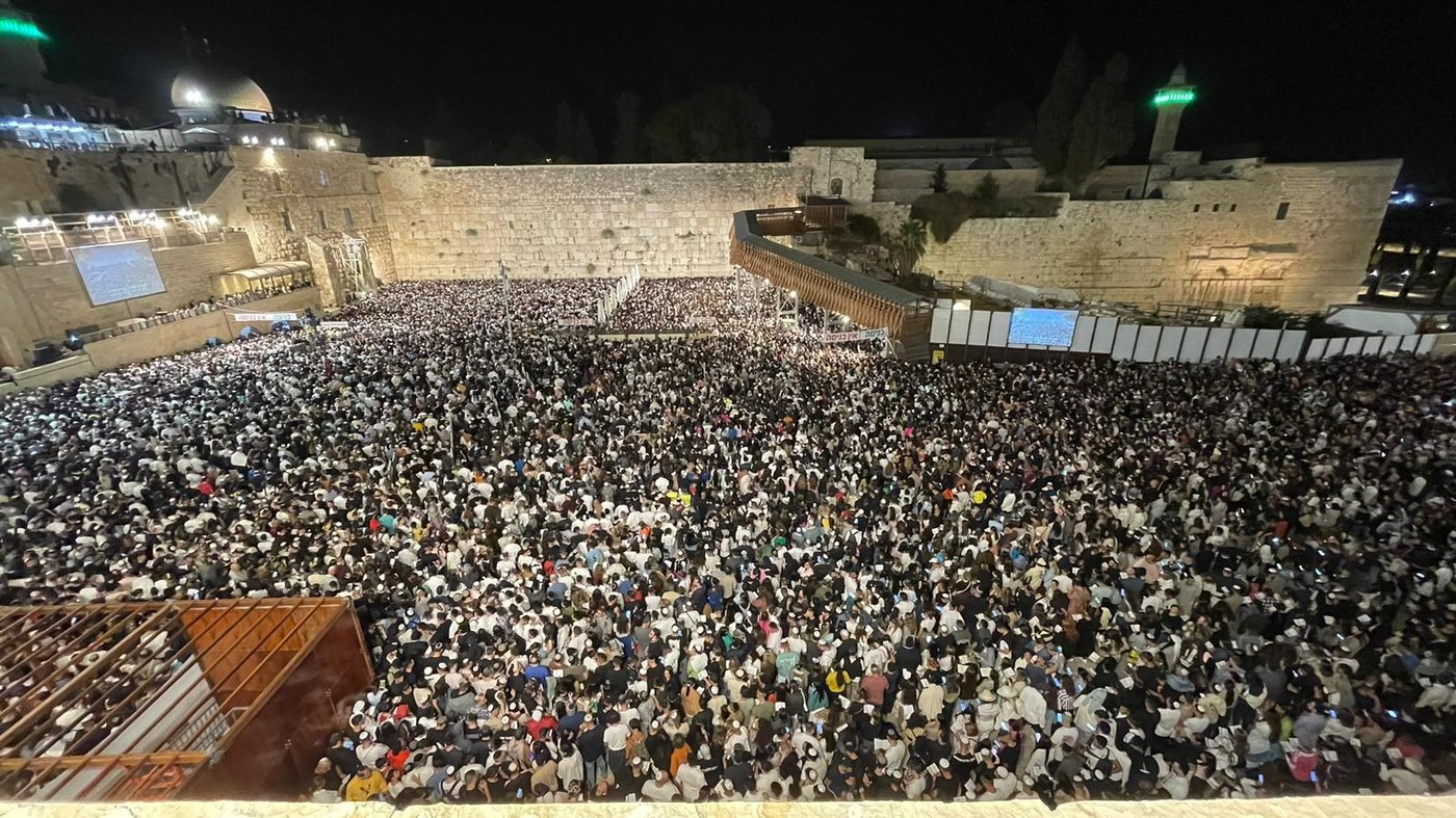 רבבות זעקו י"ג מידות של רחמים במעמד הסליחות ליד הכותל המערבי