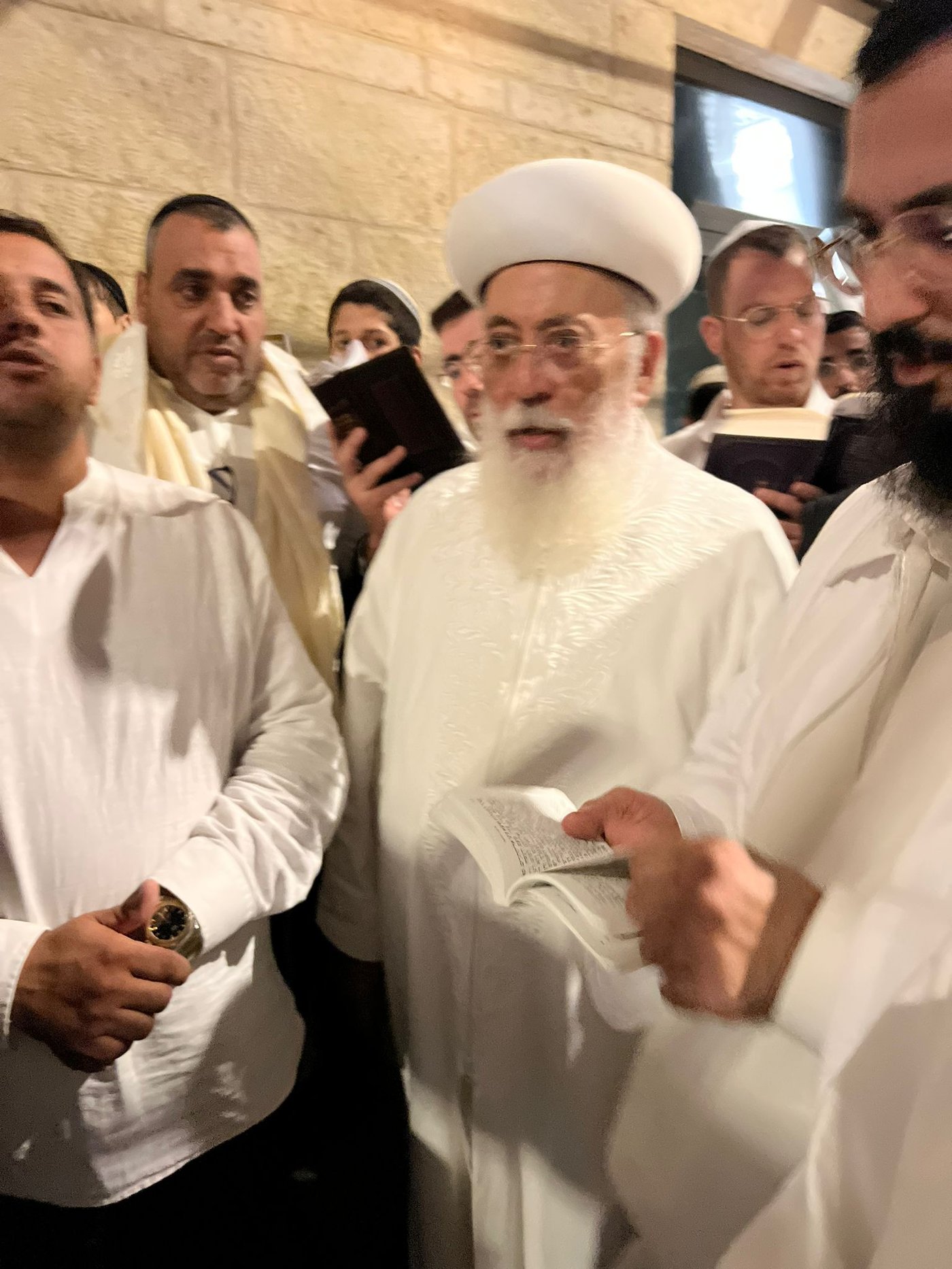 בגלימה לבנה: הגר"ש עמאר בהבדלה וברכת הלבנה