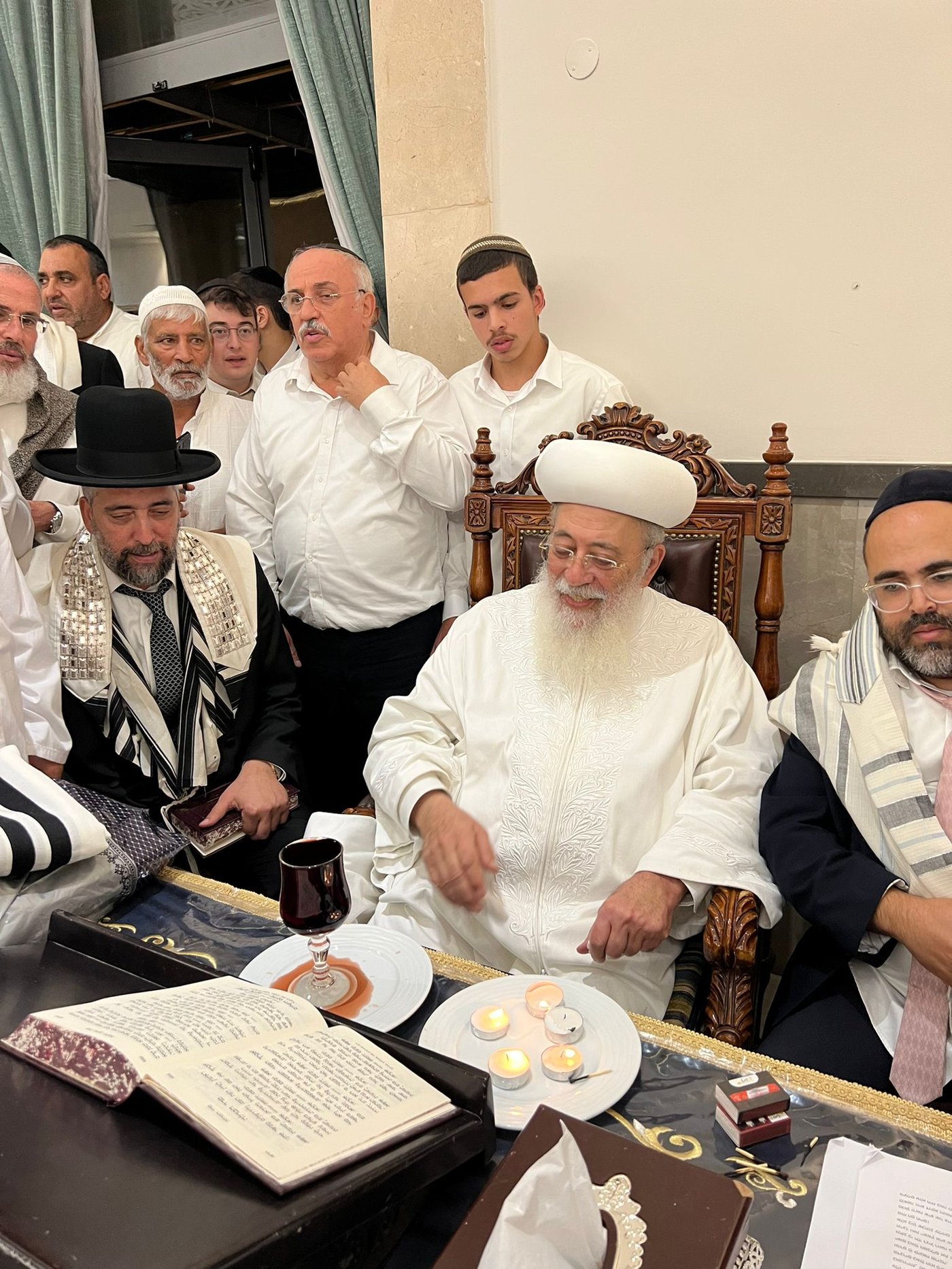 בגלימה לבנה: הגר"ש עמאר בהבדלה וברכת הלבנה
