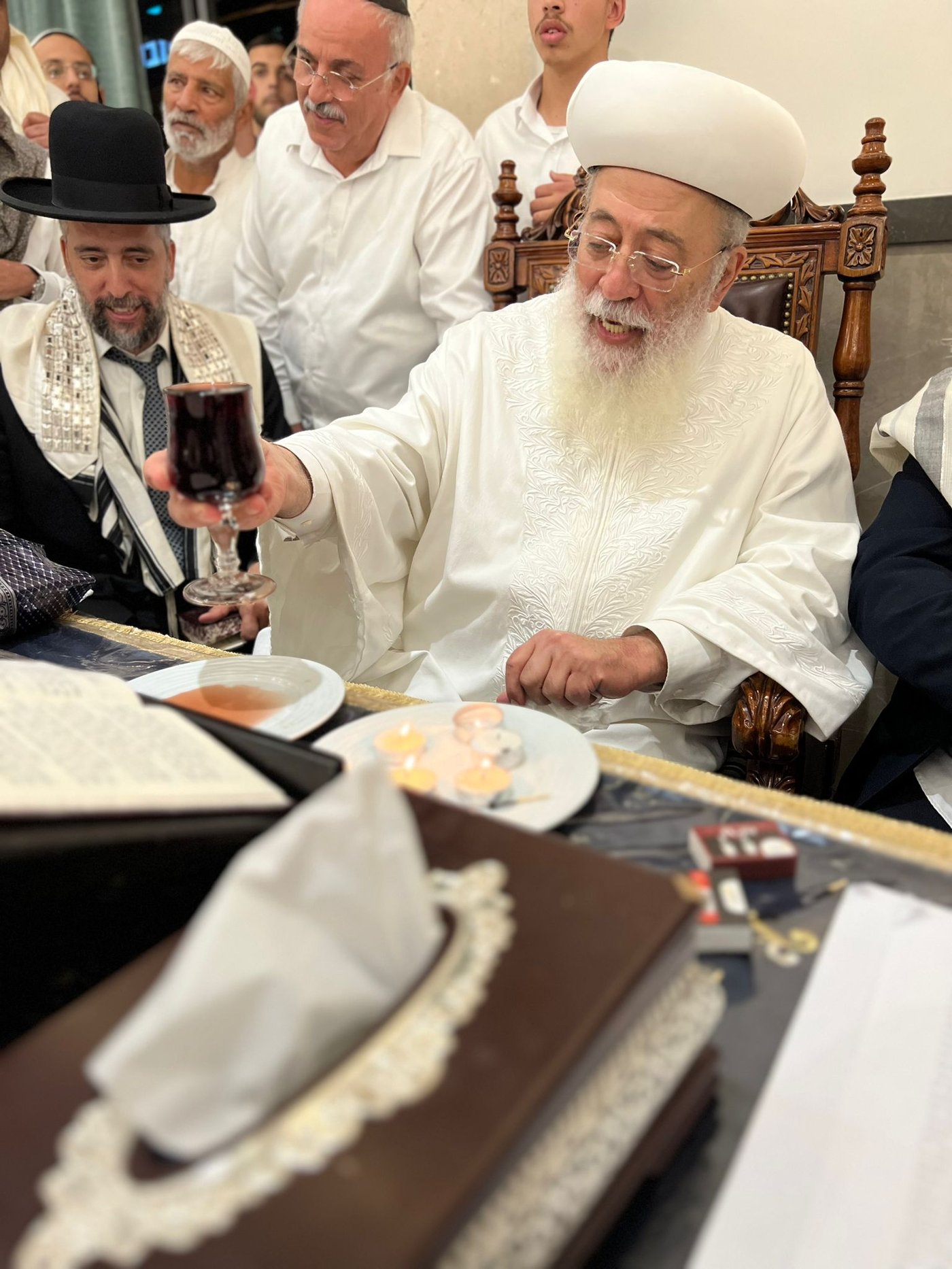 בגלימה לבנה: הגר"ש עמאר בהבדלה וברכת הלבנה