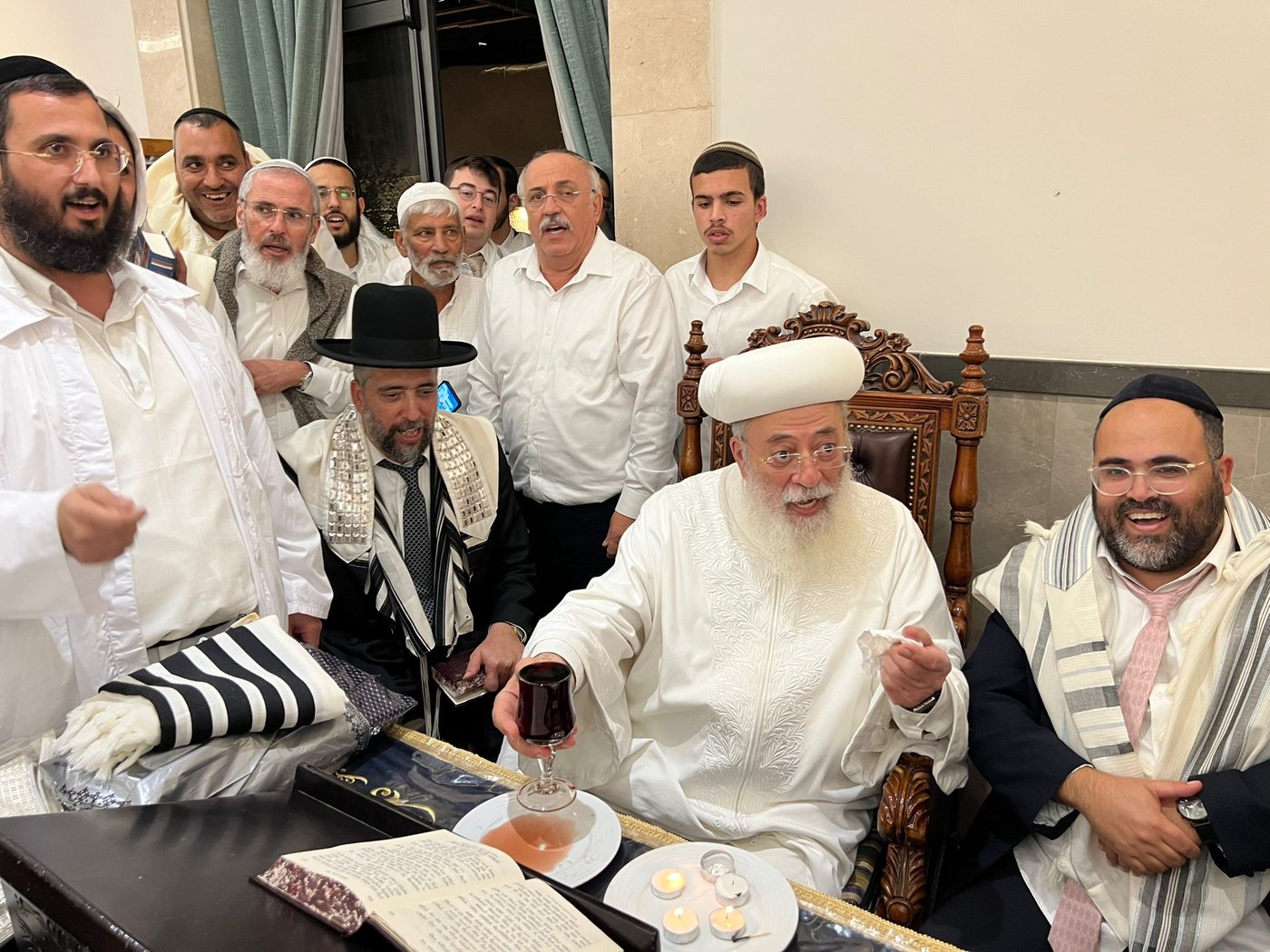 בגלימה לבנה: הגר"ש עמאר בהבדלה וברכת הלבנה