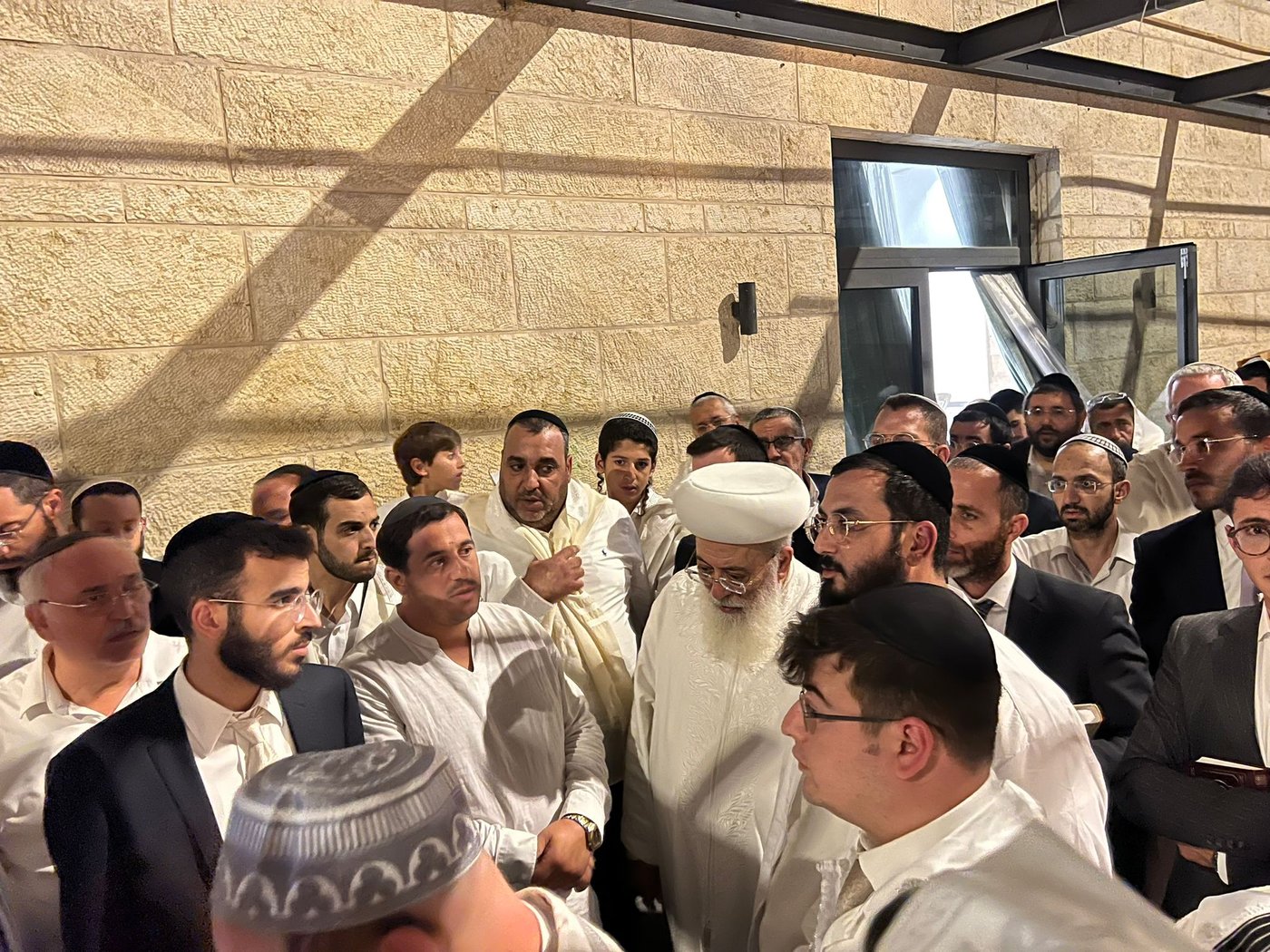 בגלימה לבנה: הגר"ש עמאר בהבדלה וברכת הלבנה