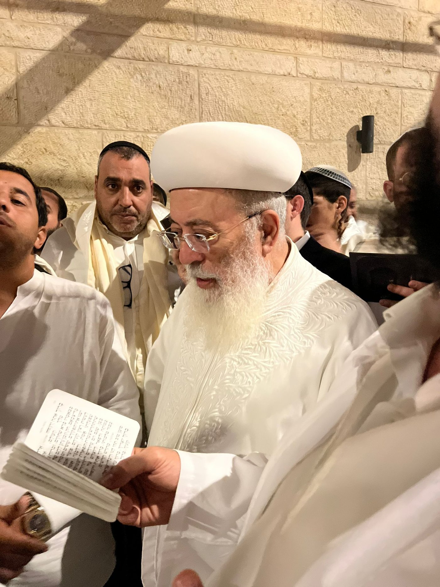 בגלימה לבנה: הגר"ש עמאר בהבדלה וברכת הלבנה