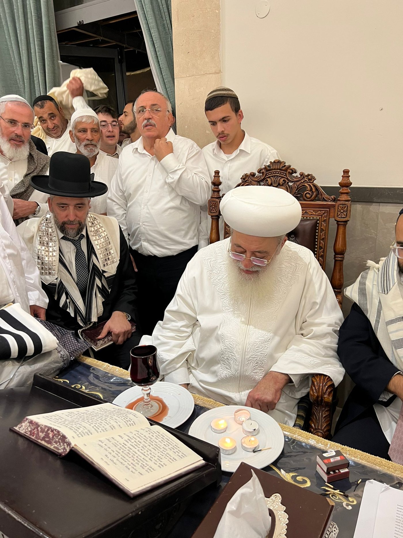 בגלימה לבנה: הגר"ש עמאר בהבדלה וברכת הלבנה