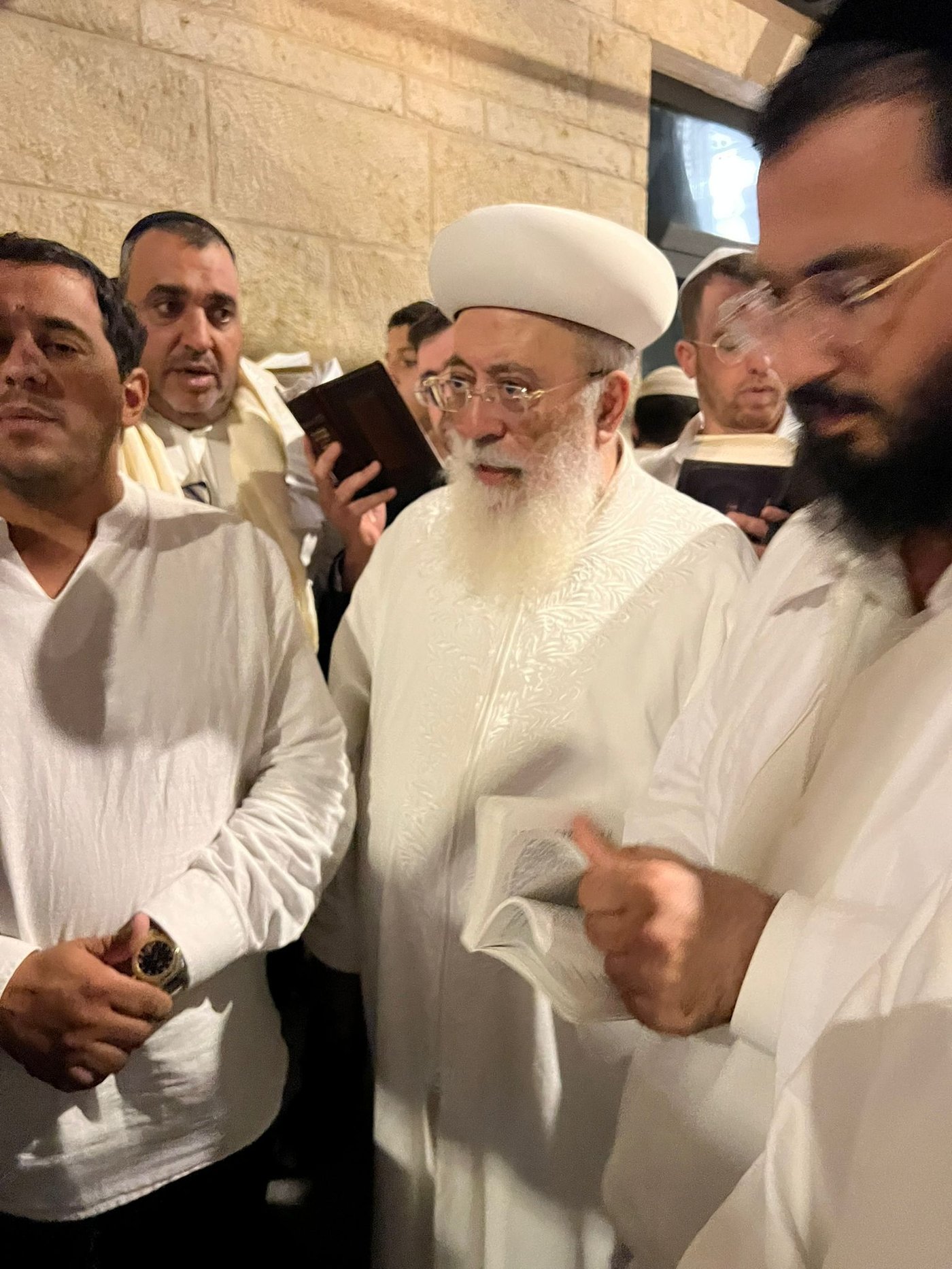בגלימה לבנה: הגר"ש עמאר בהבדלה וברכת הלבנה