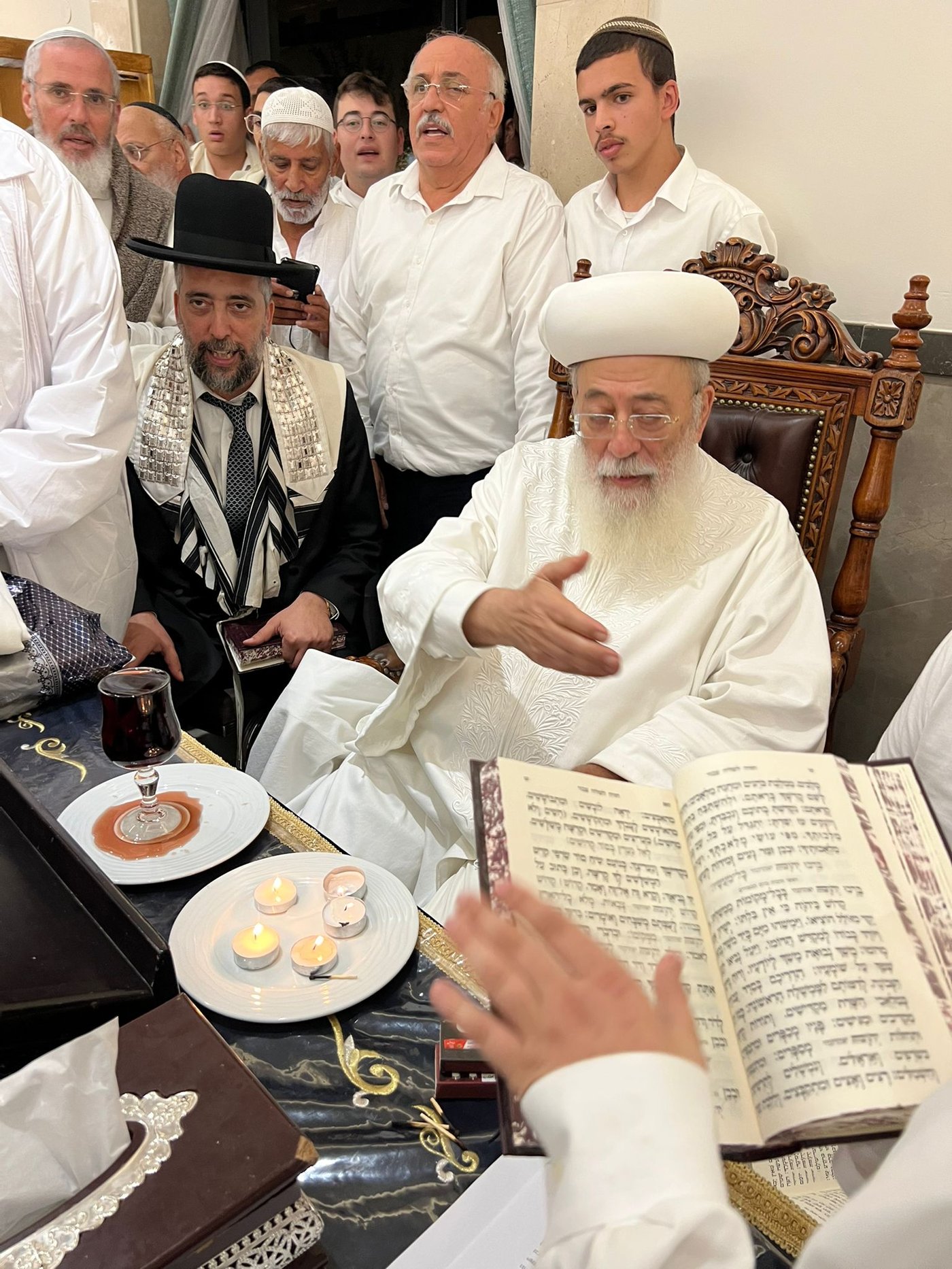 בגלימה לבנה: הגר"ש עמאר בהבדלה וברכת הלבנה