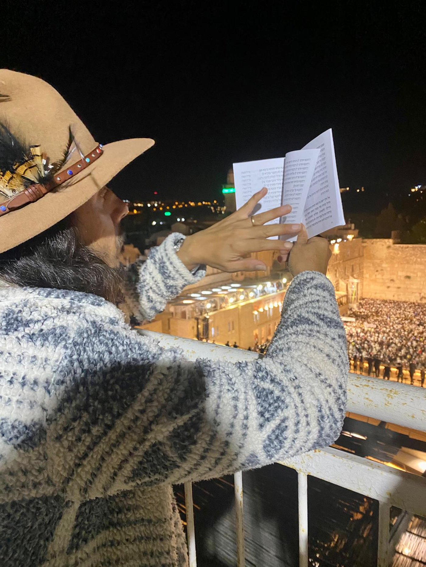 רגע לפני כיפור: השחקן המפורסם ביקש סליחה בכותל