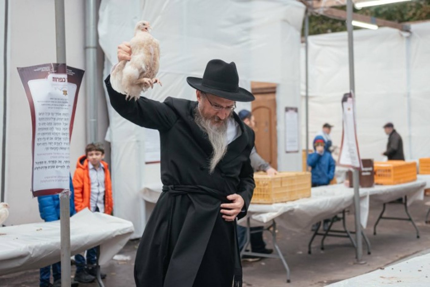 הרב לאזאר 'קפץ' על הבמה והציבור שר את 'מארש הניצחון'