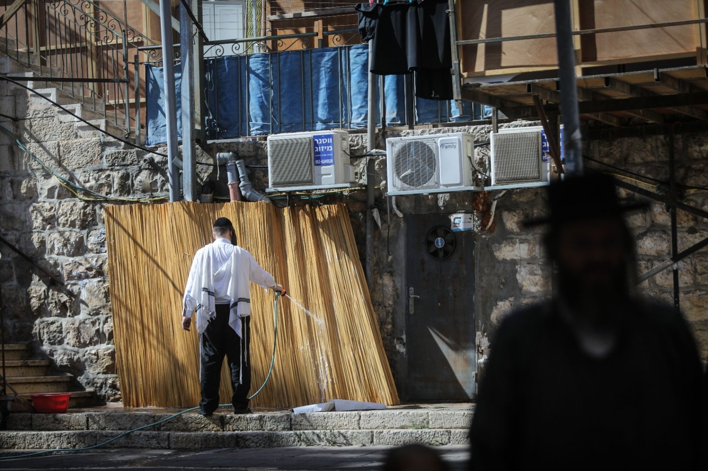 בגאולה ובמאה שערים: כך נראות ההכנות לחג הסוכות