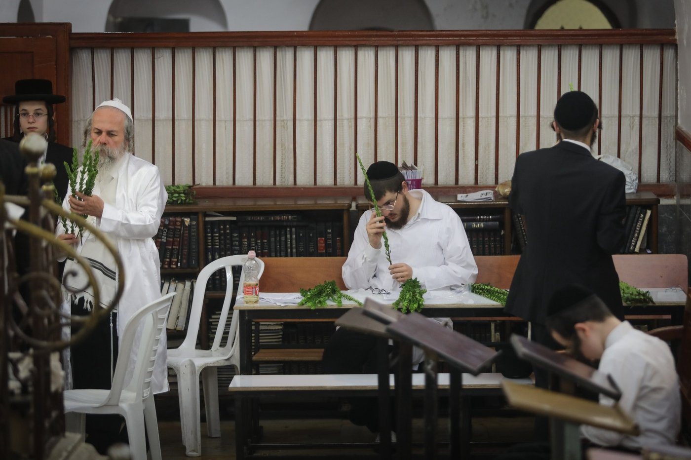 רגע אחרי הצום; האברכים בחרו ארבעת המינים • תיעוד
