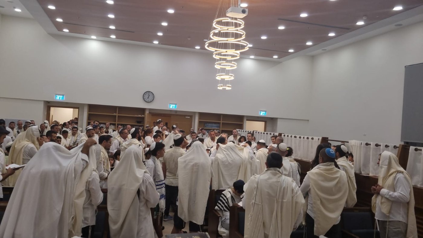 "לא היה כסא פנוי": הישראלים נהרו לבתי הכנסת • תיעוד