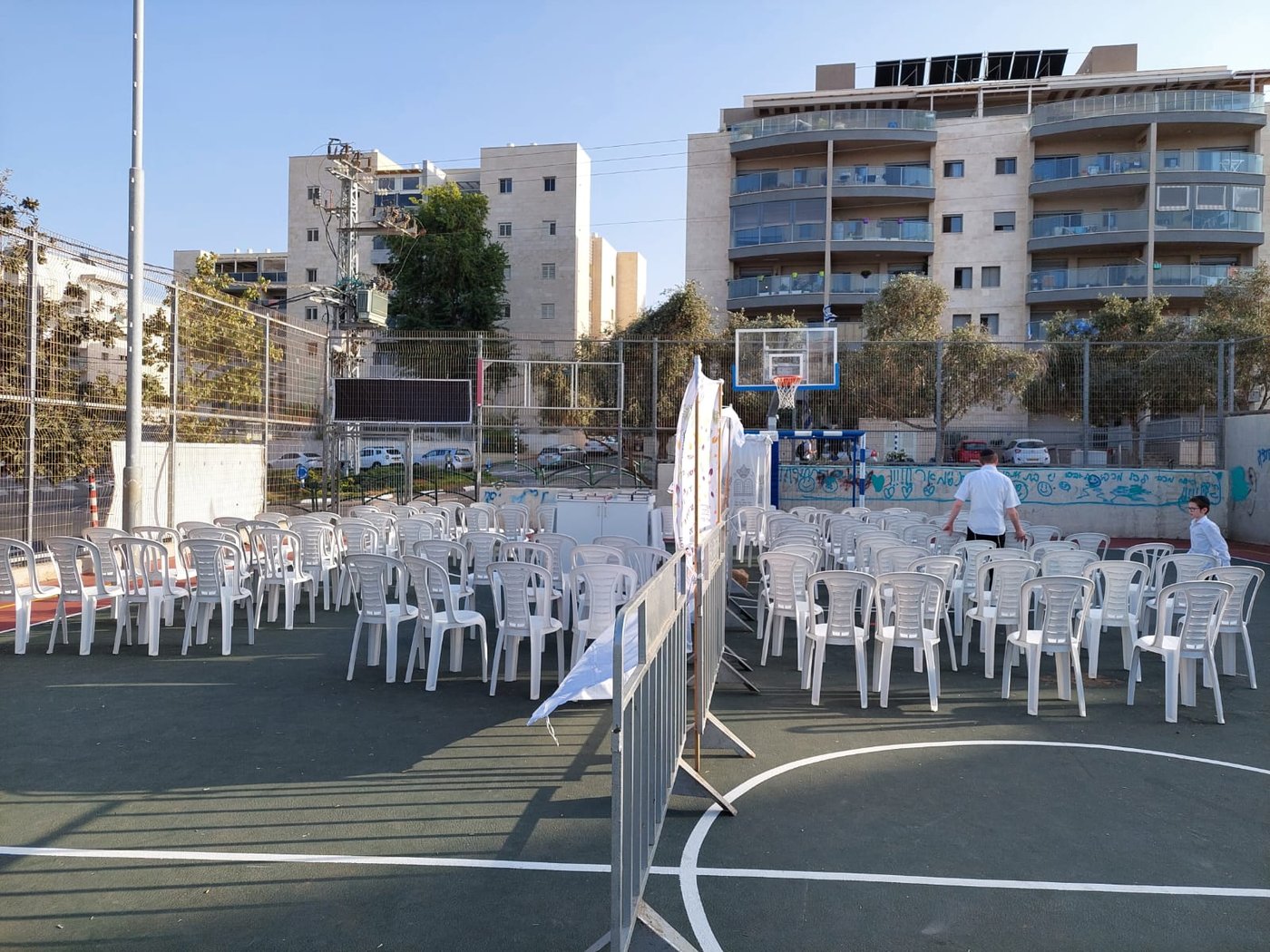 "לא היה כסא פנוי": הישראלים נהרו לבתי הכנסת • תיעוד