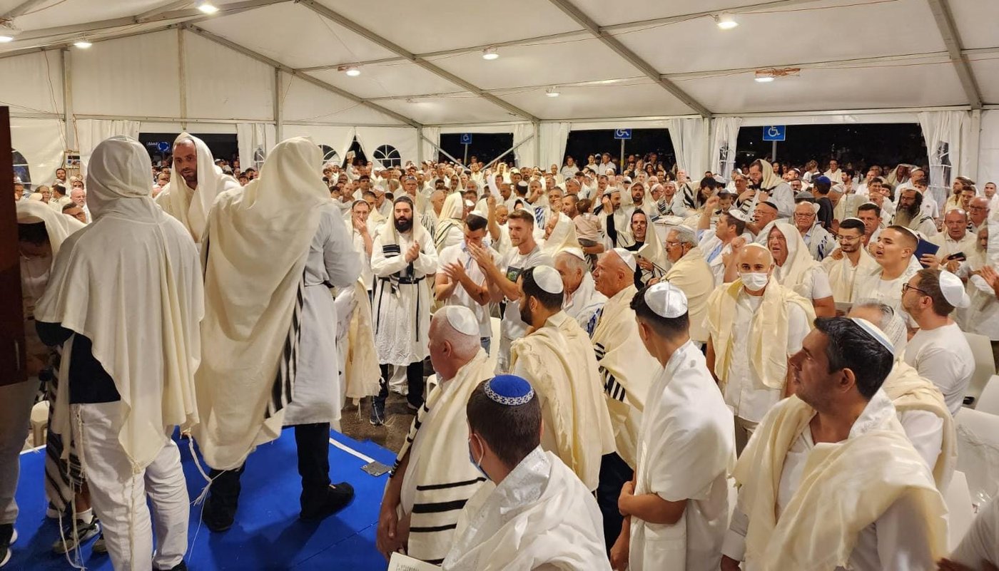"לא היה כסא פנוי": הישראלים נהרו לבתי הכנסת • תיעוד