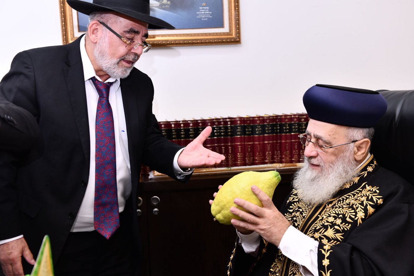 האתרוג והטלית שהעניק הרב שלמה זביחי לראשון לציון | תיעוד