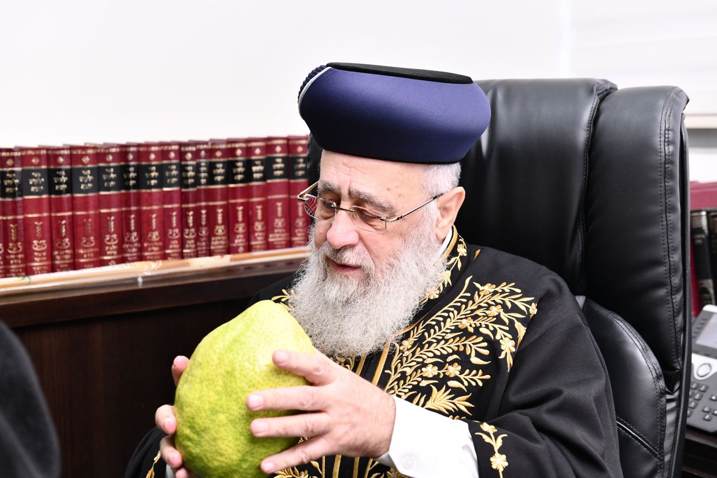 האתרוג והטלית שהעניק הרב שלמה זביחי לראשון לציון | תיעוד