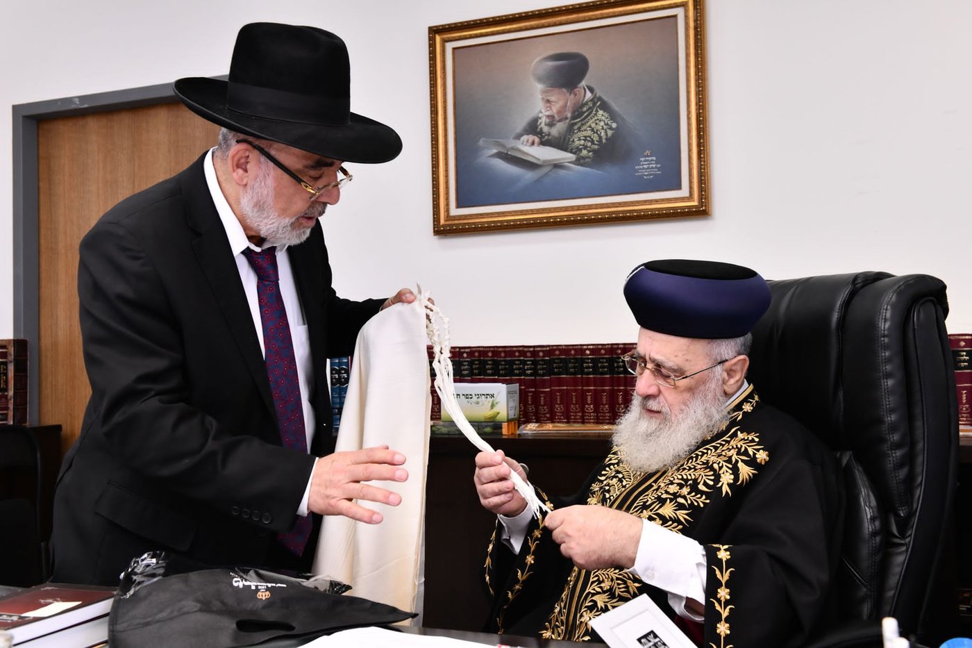 האתרוג והטלית שהעניק הרב שלמה זביחי לראשון לציון | תיעוד
