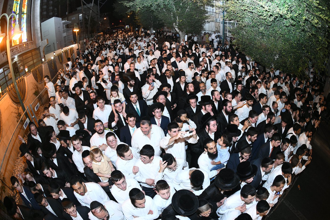 רבבות בשמחת בית השואבה הגדולה בישראל בחצר הקודש מישקולץ בפתח תקוה