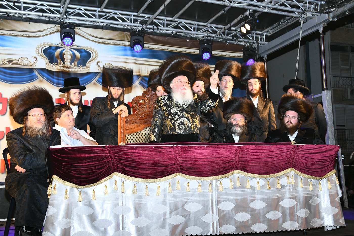 רבבות בשמחת בית השואבה הגדולה בישראל בחצר הקודש מישקולץ בפתח תקוה