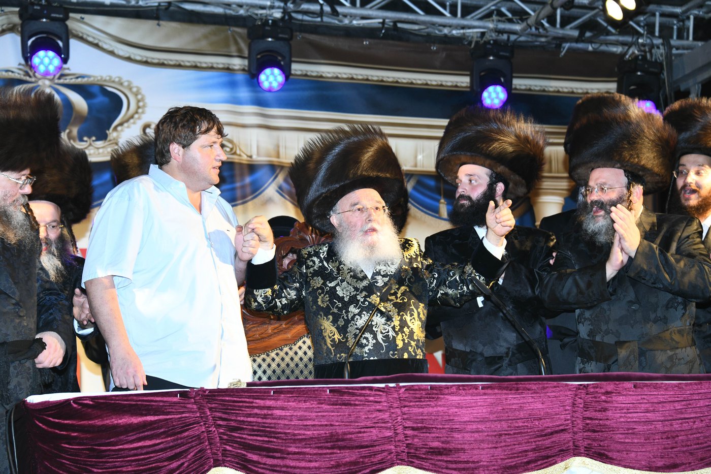 רבבות בשמחת בית השואבה הגדולה בישראל בחצר הקודש מישקולץ בפתח תקוה