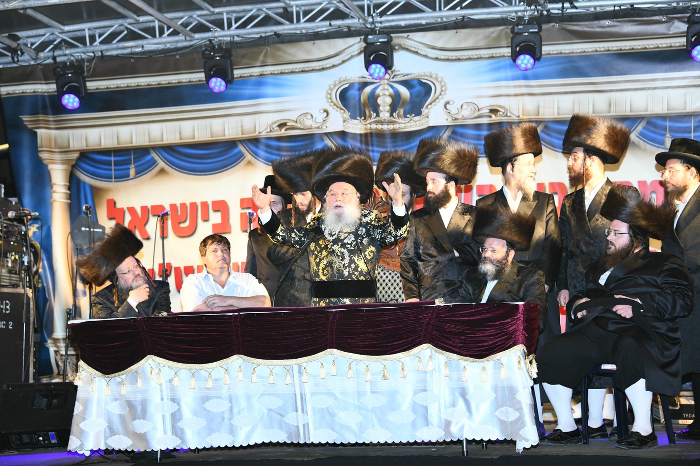רבבות בשמחת בית השואבה הגדולה בישראל בחצר הקודש מישקולץ בפתח תקוה