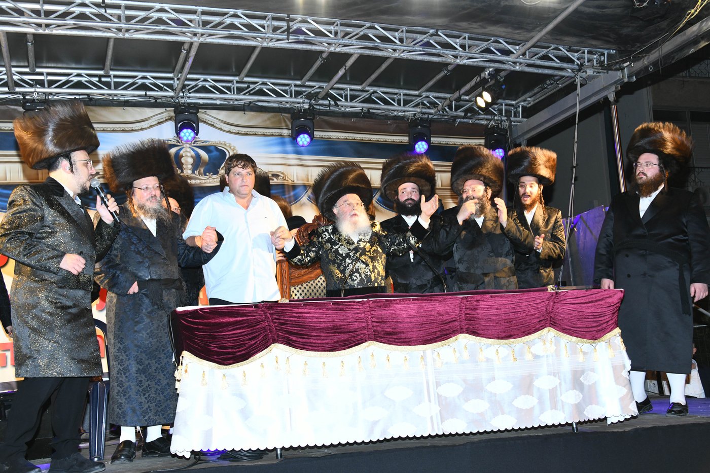 רבבות בשמחת בית השואבה הגדולה בישראל בחצר הקודש מישקולץ בפתח תקוה