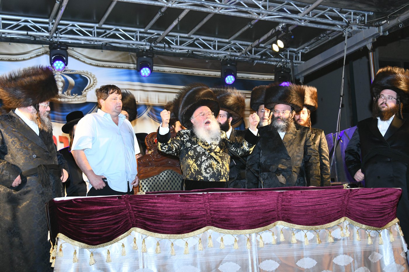 רבבות בשמחת בית השואבה הגדולה בישראל בחצר הקודש מישקולץ בפתח תקוה