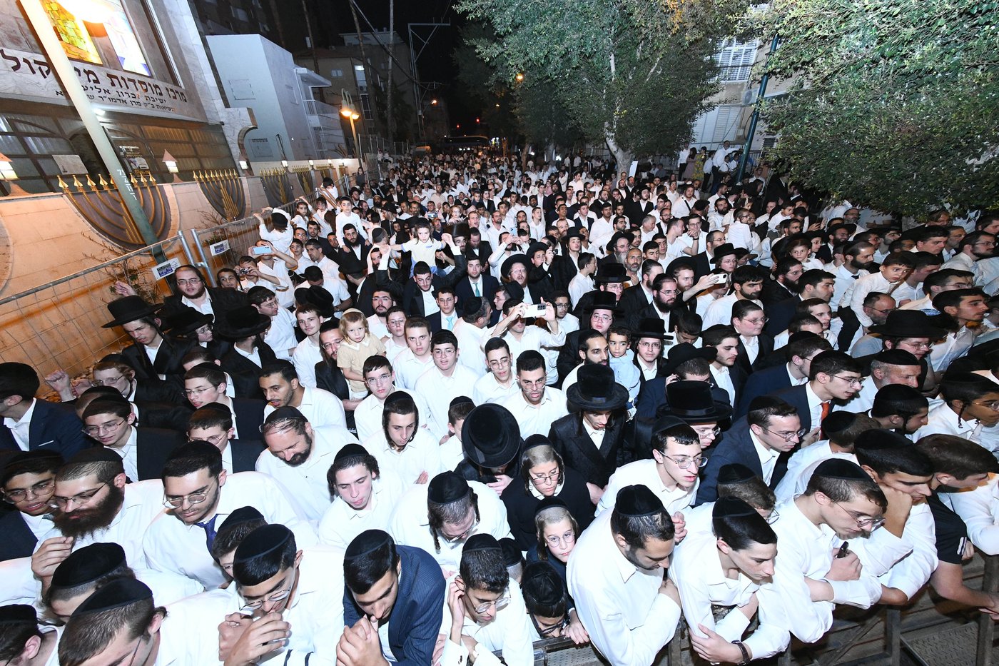 רבבות בשמחת בית השואבה הגדולה בישראל בחצר הקודש מישקולץ בפתח תקוה