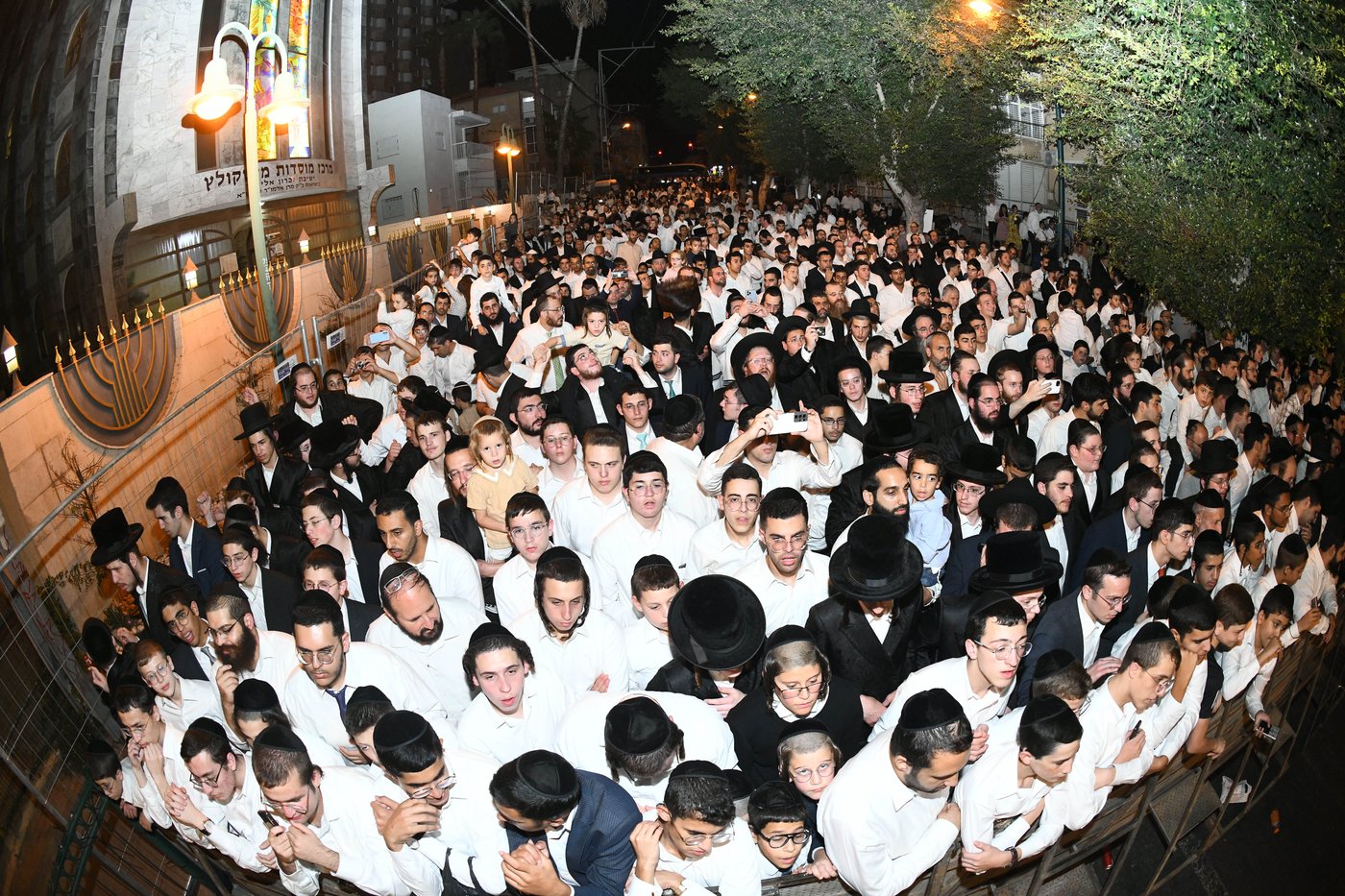רבבות בשמחת בית השואבה הגדולה בישראל בחצר הקודש מישקולץ בפתח תקוה