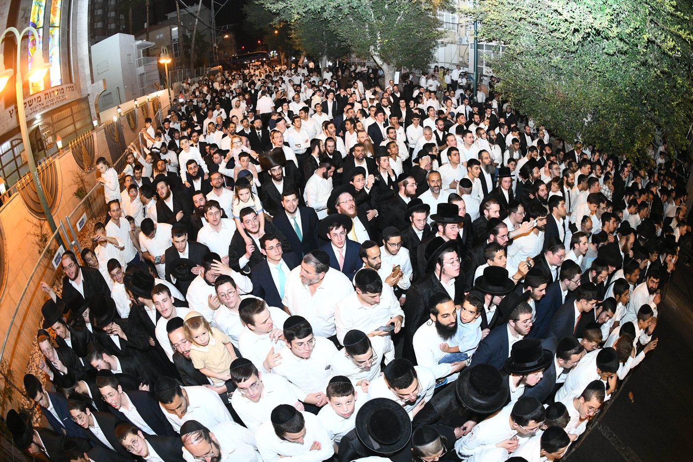 רבבות בשמחת בית השואבה הגדולה בישראל בחצר הקודש מישקולץ בפתח תקוה