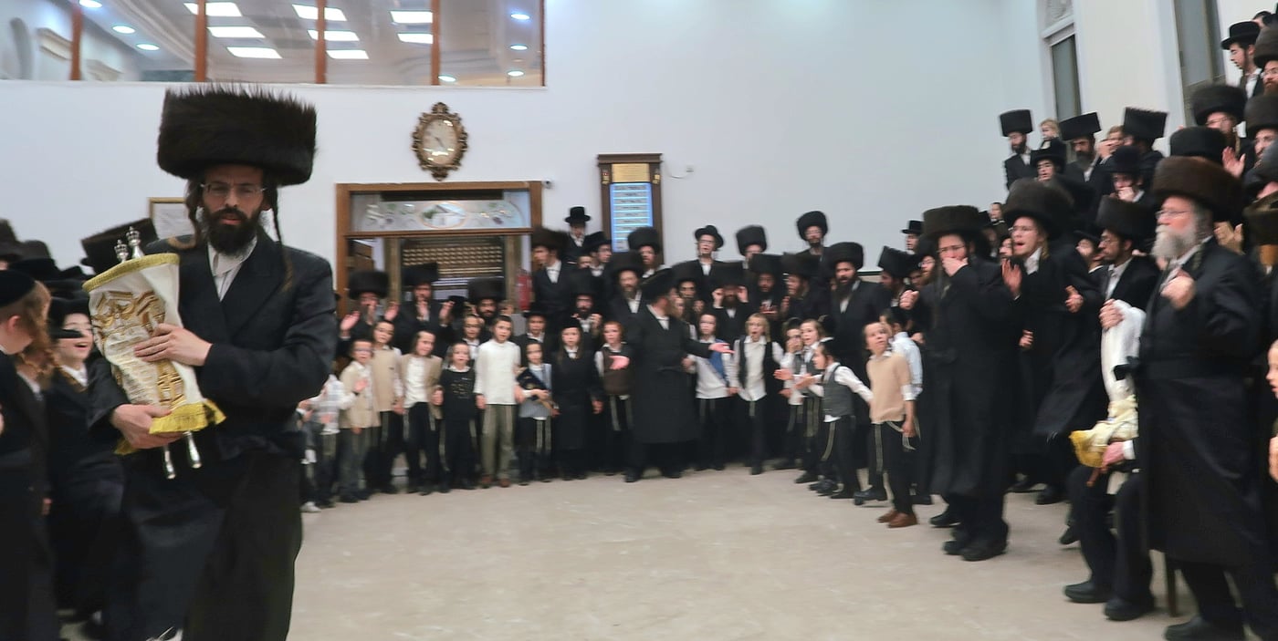 הרבי רקד עם זקני החסידים; הקפות שניות בזוועהיל | תיעוד