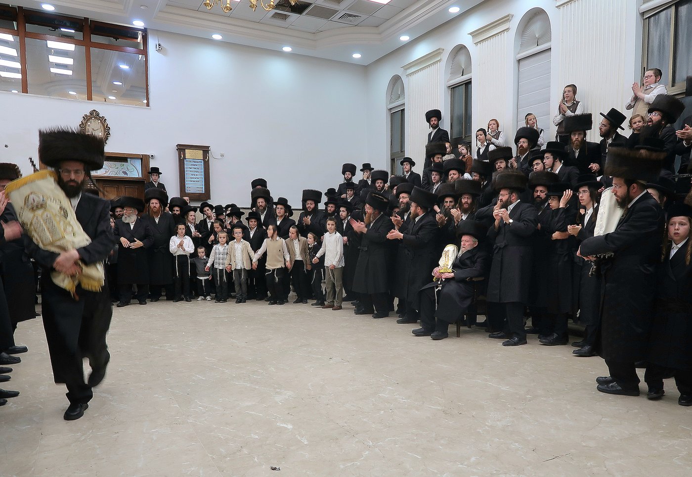 הרבי רקד עם זקני החסידים; הקפות שניות בזוועהיל | תיעוד