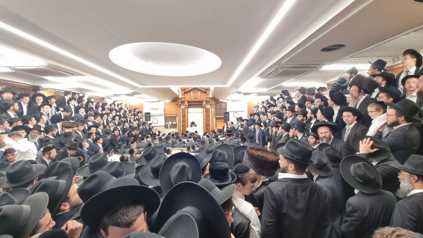 אל תוך הלילה: תיעוד מהריקודים בבית מדרשו של המשגיח