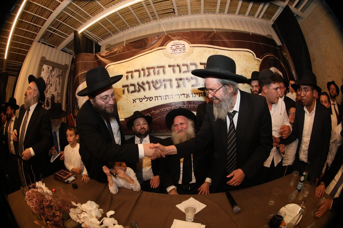 בסוכת הגביר: מעמד כבוד התורה ושמחת חג לאברכים • צפו