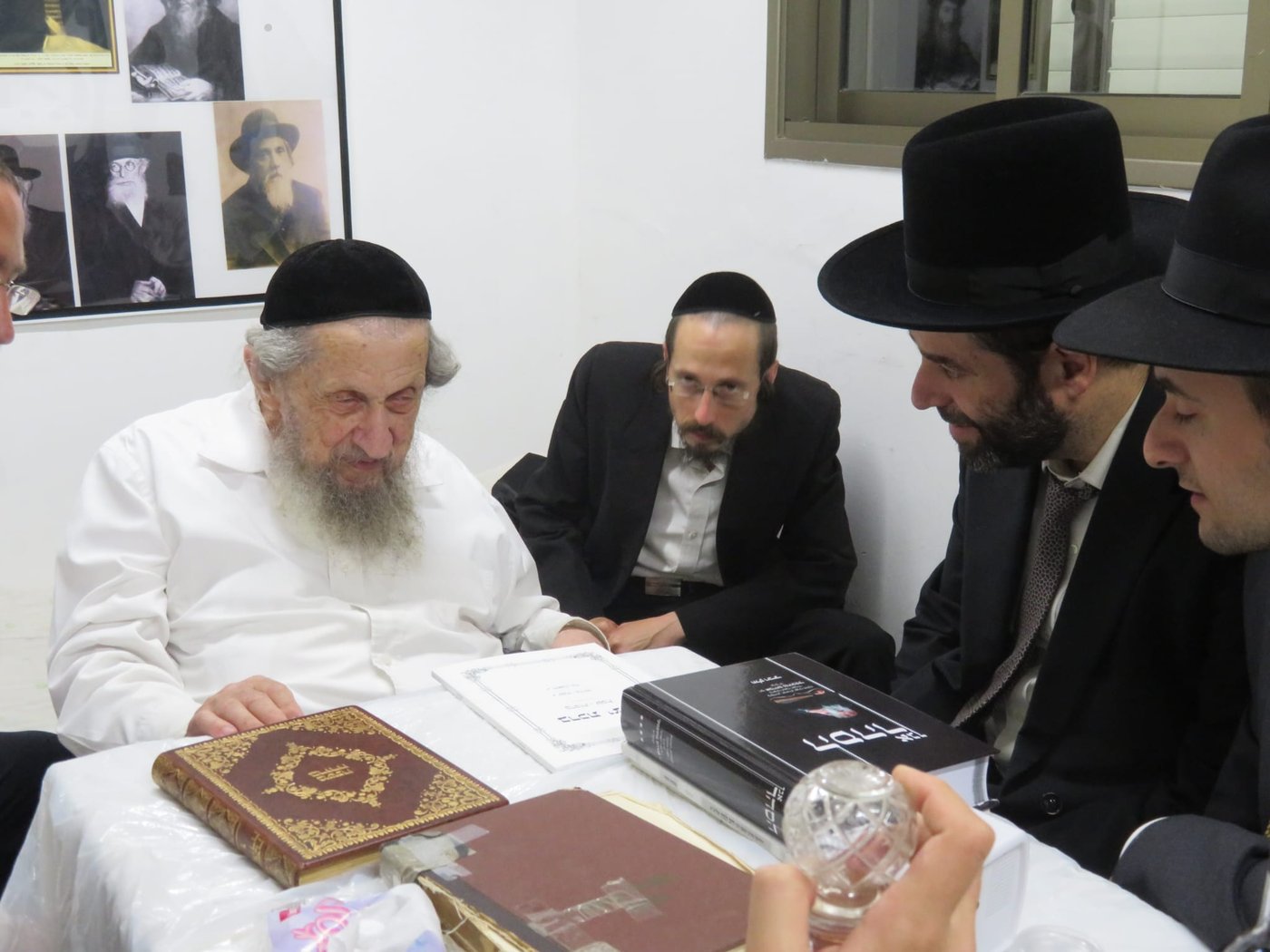 בגבעת הישיבה: תיעוד מחג הסוכות במחיצת הגר"ד לנדו