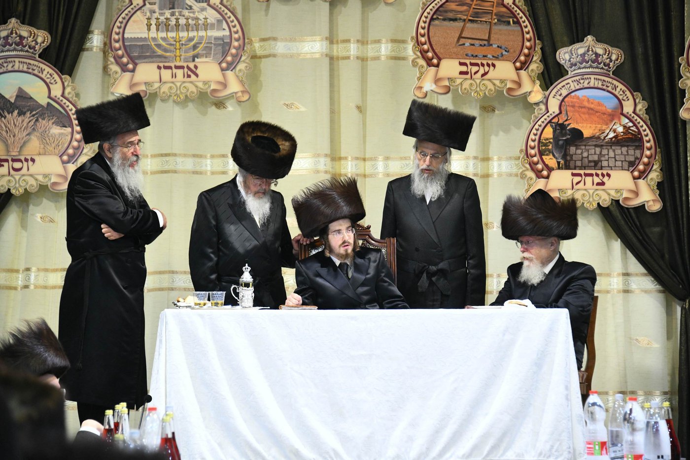 הרבי רקד עם ראשי הכוללים: סוכות ושמחת תורה בסאדיגורה