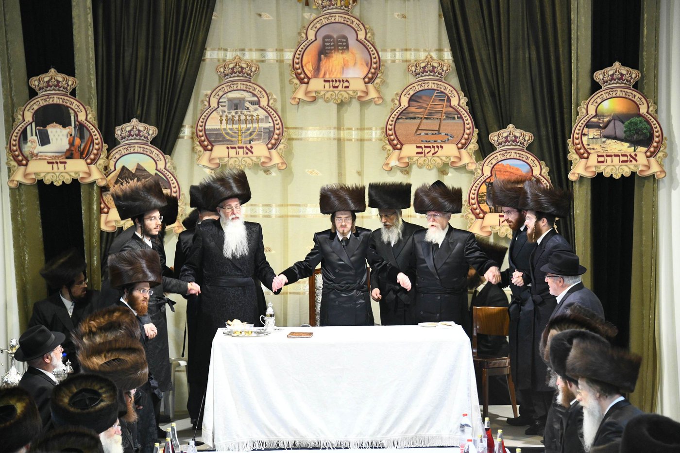 הרבי רקד עם ראשי הכוללים: סוכות ושמחת תורה בסאדיגורה