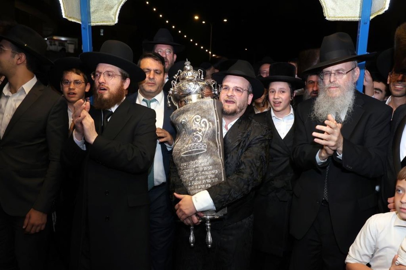 ליטאים וחסידים יחדיו: ספר תורה הוכנס ל'קרעסטיר' בירושלים