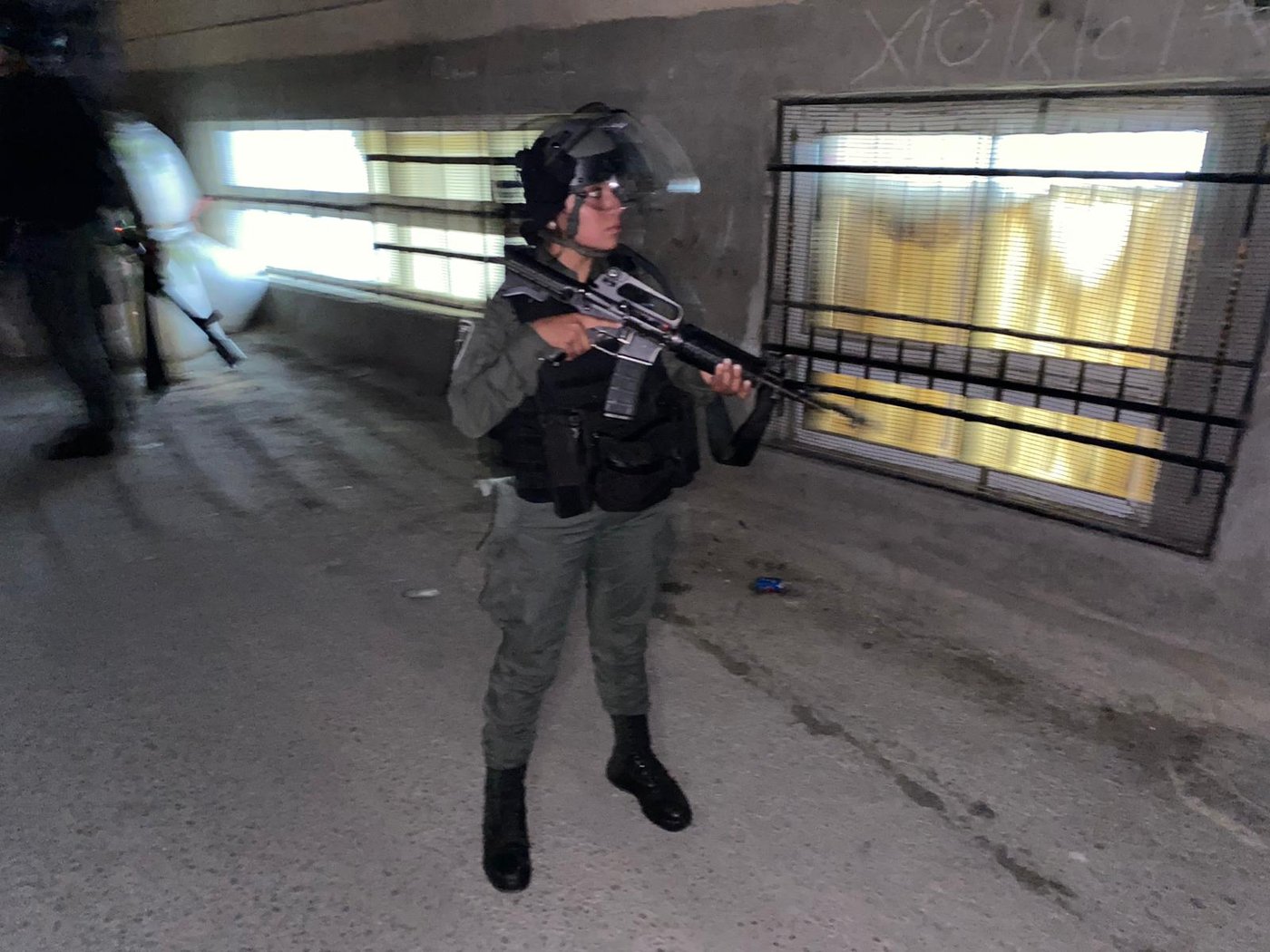 אביו ואחיו של המחבל נעצרו, מטען הושלך ולוחמים נפצעו