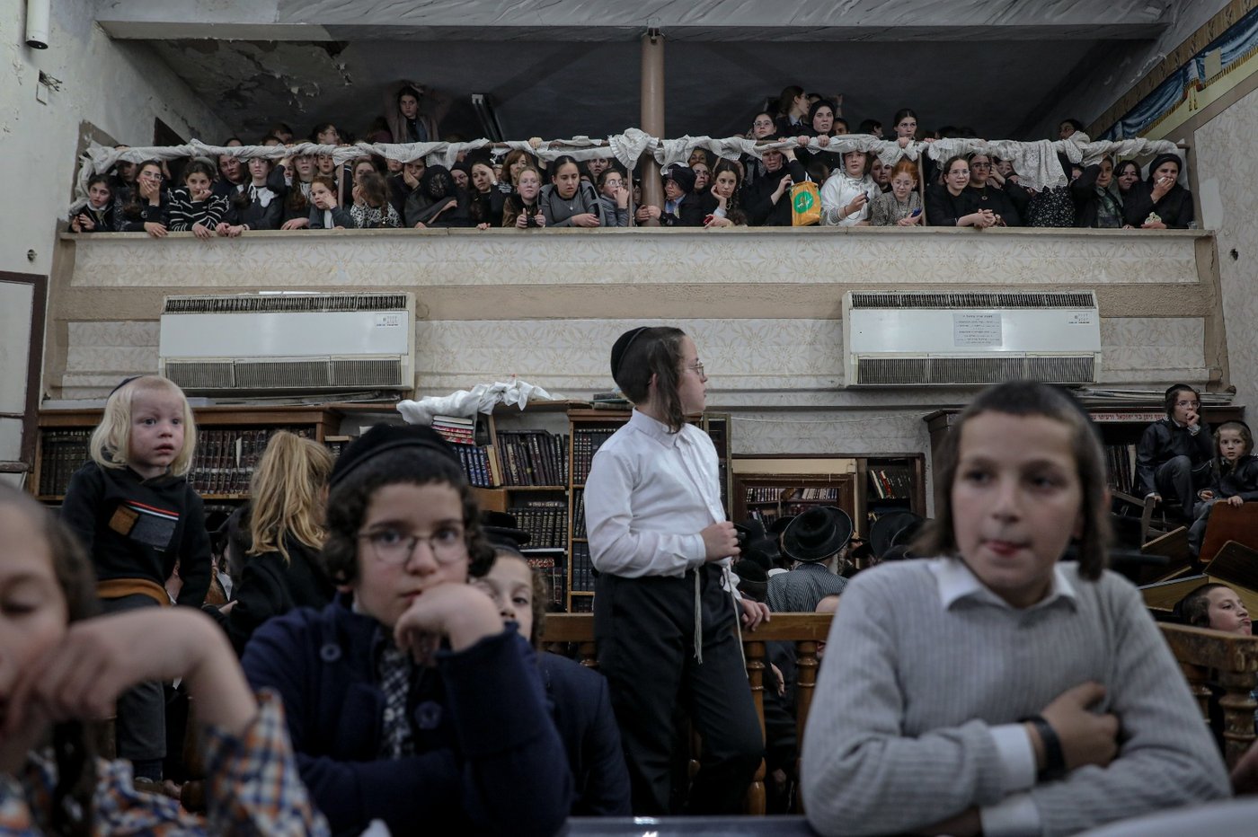 הנער המיוחד הכניס ספר תורה; המונים באו לשמח אותו • תיעוד