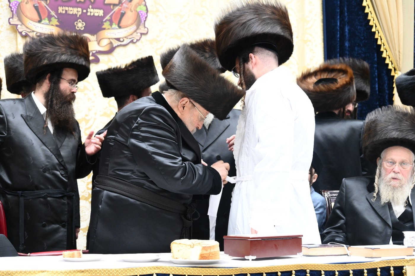 תיעוד: שמחת החתונה בחצרות ביאלא - אשלג - קאמרנא